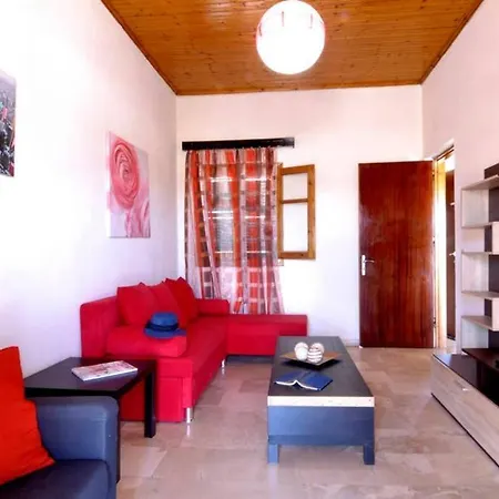Modern House In דירה *