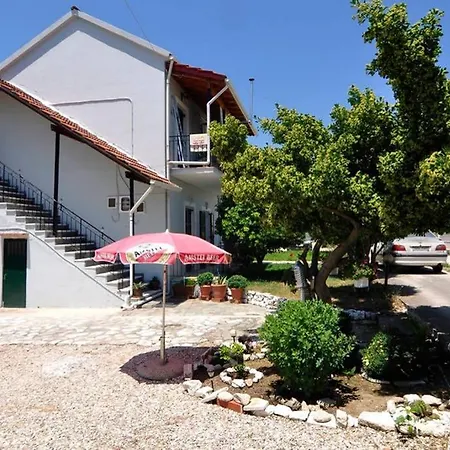 Modern House In דירה *